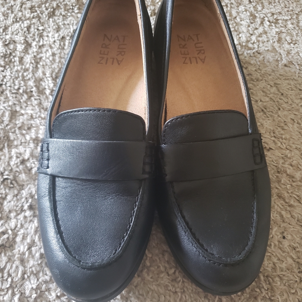 Naturalizer Black Leather Loafers with Moccasin Toe